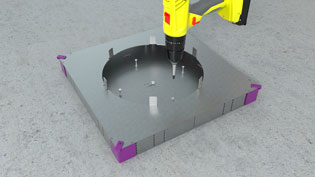 Visualisierung 3D Montagebild Bodenkanal für Elektroinstallation - Bodenverteilerdose wird festgeschraubt