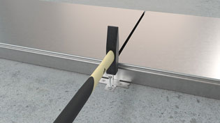 Visualisierung 3D Montagebild Bodenkanal für Elektroinstallation - Kanalverbinder wird befestigt