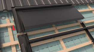 3D Montagebild Indach Solaranlage - Oberes Eindeckblech wird eingeschoben