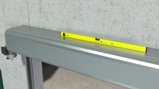3D Montagevideo Industrie Rolltor - Rollanlage wird mit Wasserwaage ausgerichtet
